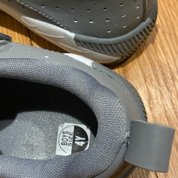 Boys Jordan sneakers size 4 - Picture 7 of 7